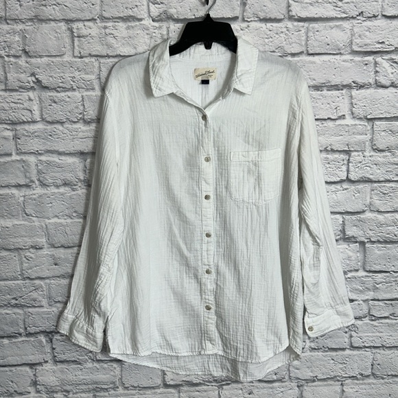 Universal Thread Tops Universal Thread White Gauze Textured Hilo Button Up Shirt Size Large